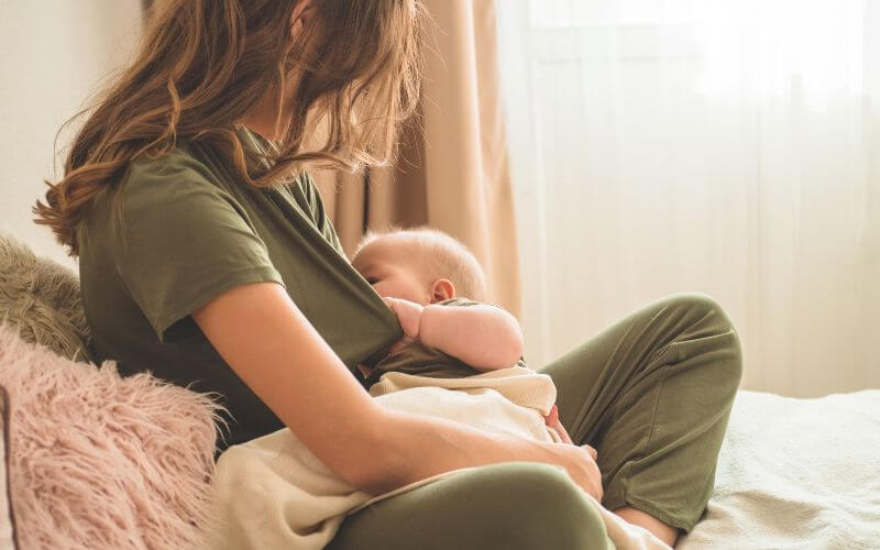 femme qui donne le sein à son bébé