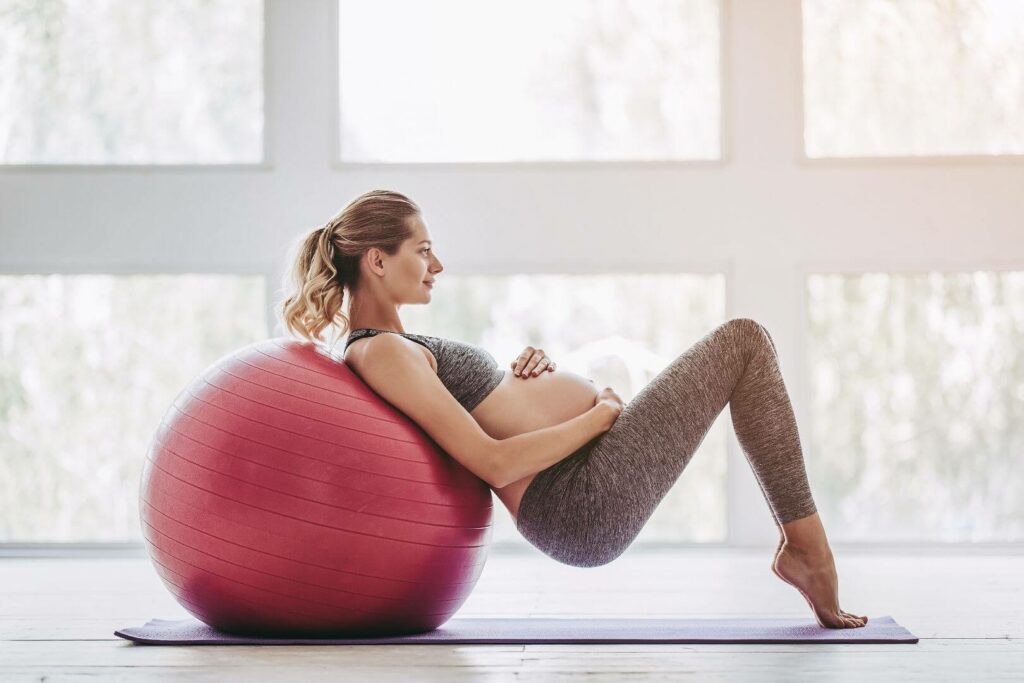 Schwangere Frau macht Sport