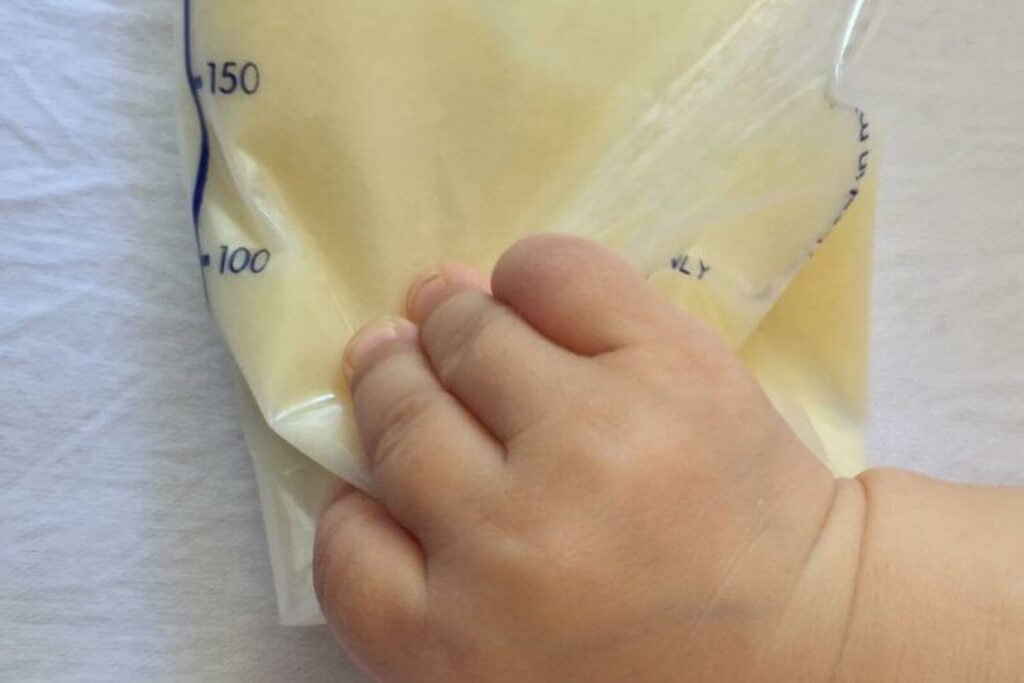 Baby greift Muttermilch Farbe gelb