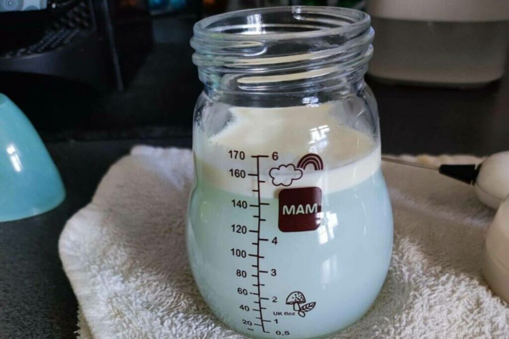 Flasche mit Muttermilch