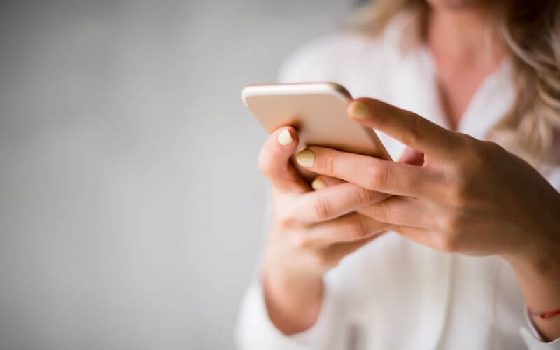 femme qui monitore son tire-lait avec son téléphone