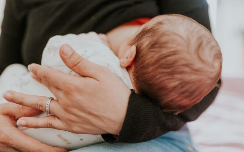 bébé qui prend le sein de sa maman