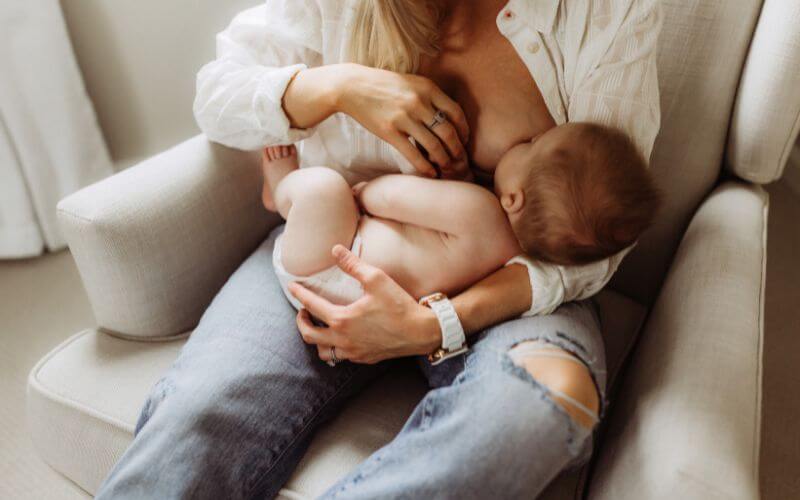 maman qui allaite et donne le sein à son bébé