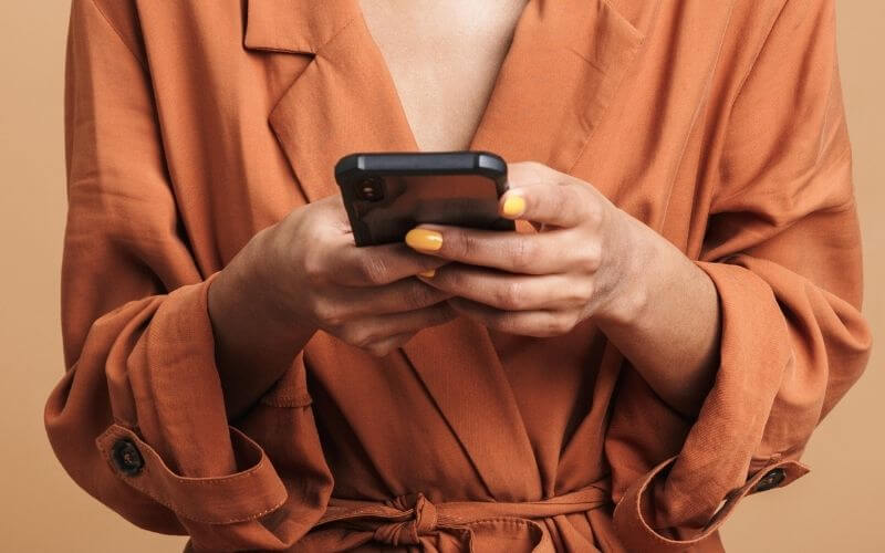 femme avec un tire lait connecté qui extrait du lait